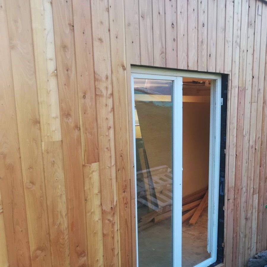Pourquoi avez-vous intérêt à vêtir la façade de votre maison d’un bardage bois extérieur en mélèze français plutôt qu’en douglas en 2022 ?