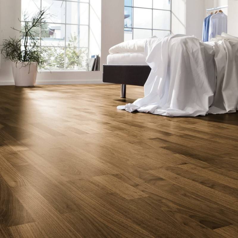 Un magnifique parquet 3 plis en noyer américain PEFC vernis garanti 30 ans en livraison à Lyon